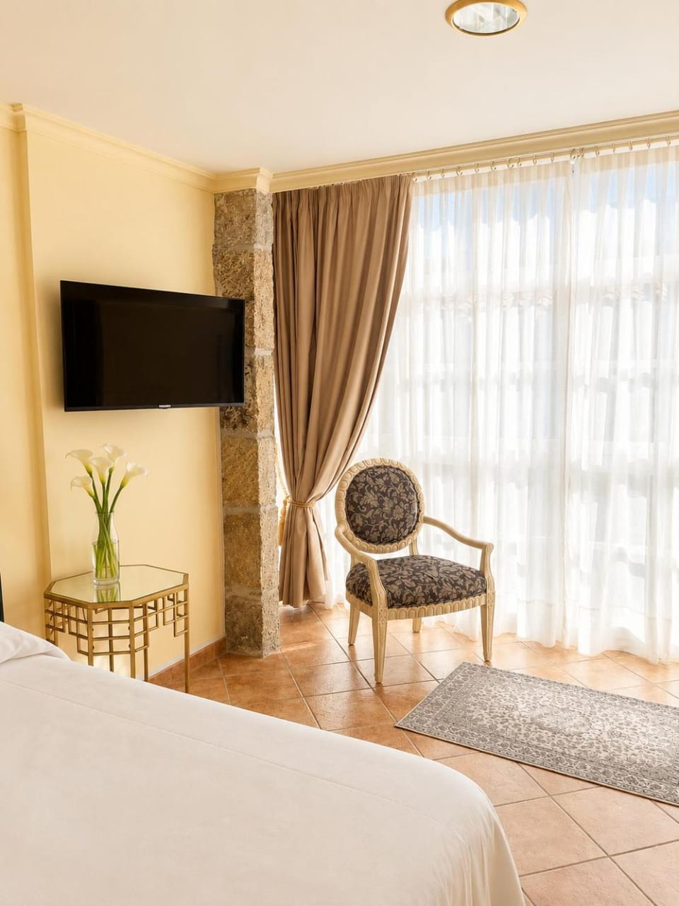 Bed, TV and multimedia, Bedroom