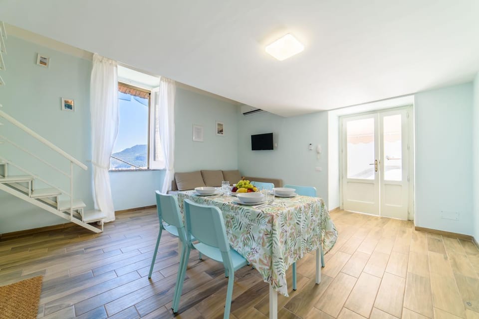 TV and multimedia, Living room, Seating area, Dining area