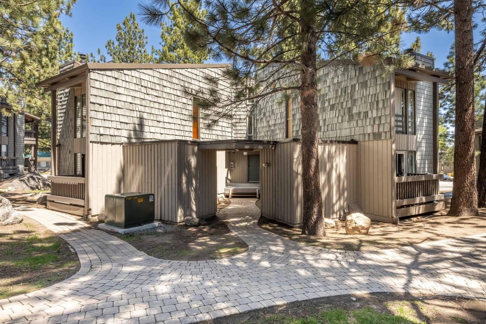 Cozy Stay for 7 w Pool Hot Tub & Easy Access House in Mammoth Lakes