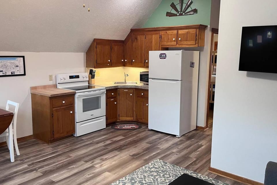 2BR Village Apt w/ Parking - Walk to Everything Apartment in Ellicottville