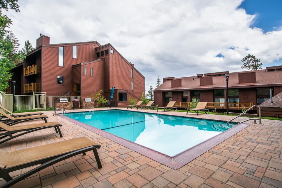 Chic 2 BDR w Mtn Views Pool Hot Tub & Tennis House in Mammoth Lakes