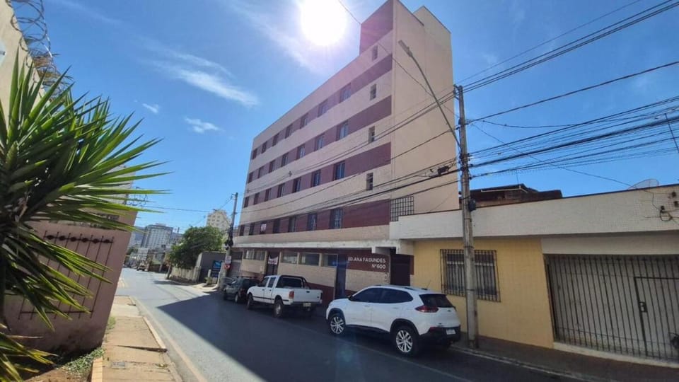 Quarto com Ar Condicionado e banheiro no centro Apartment in Montes Claros