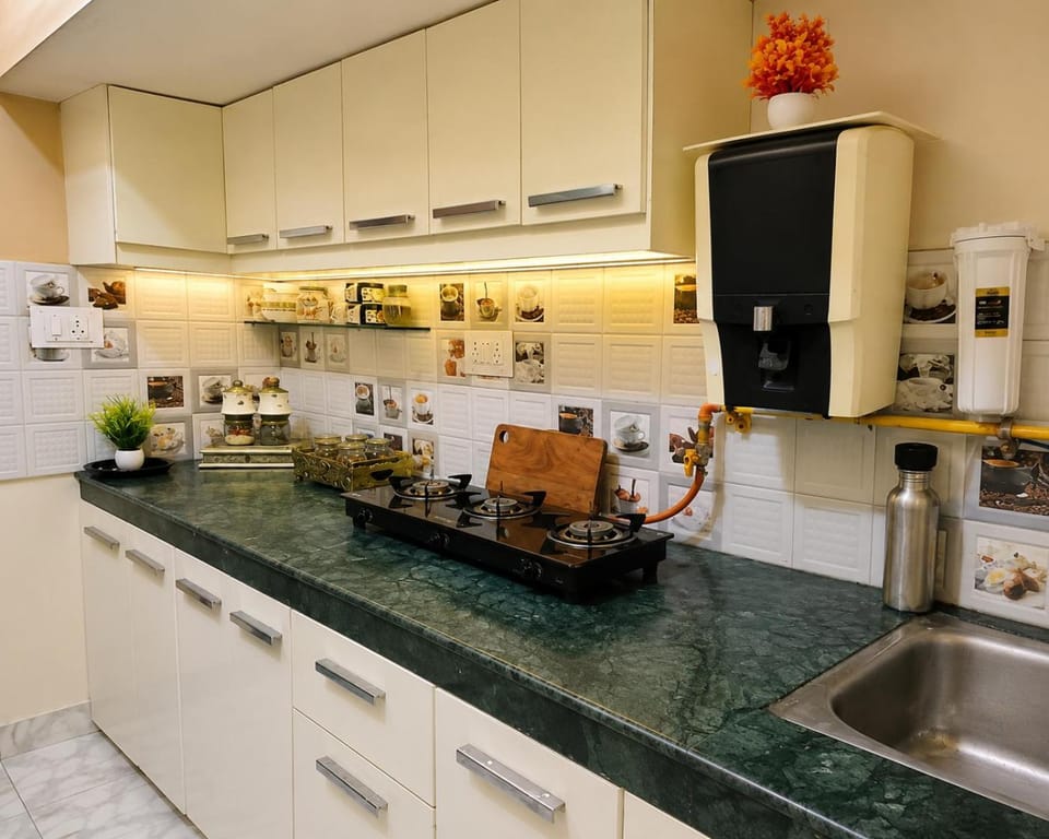 Kitchen or kitchenette, dishwasher, oven