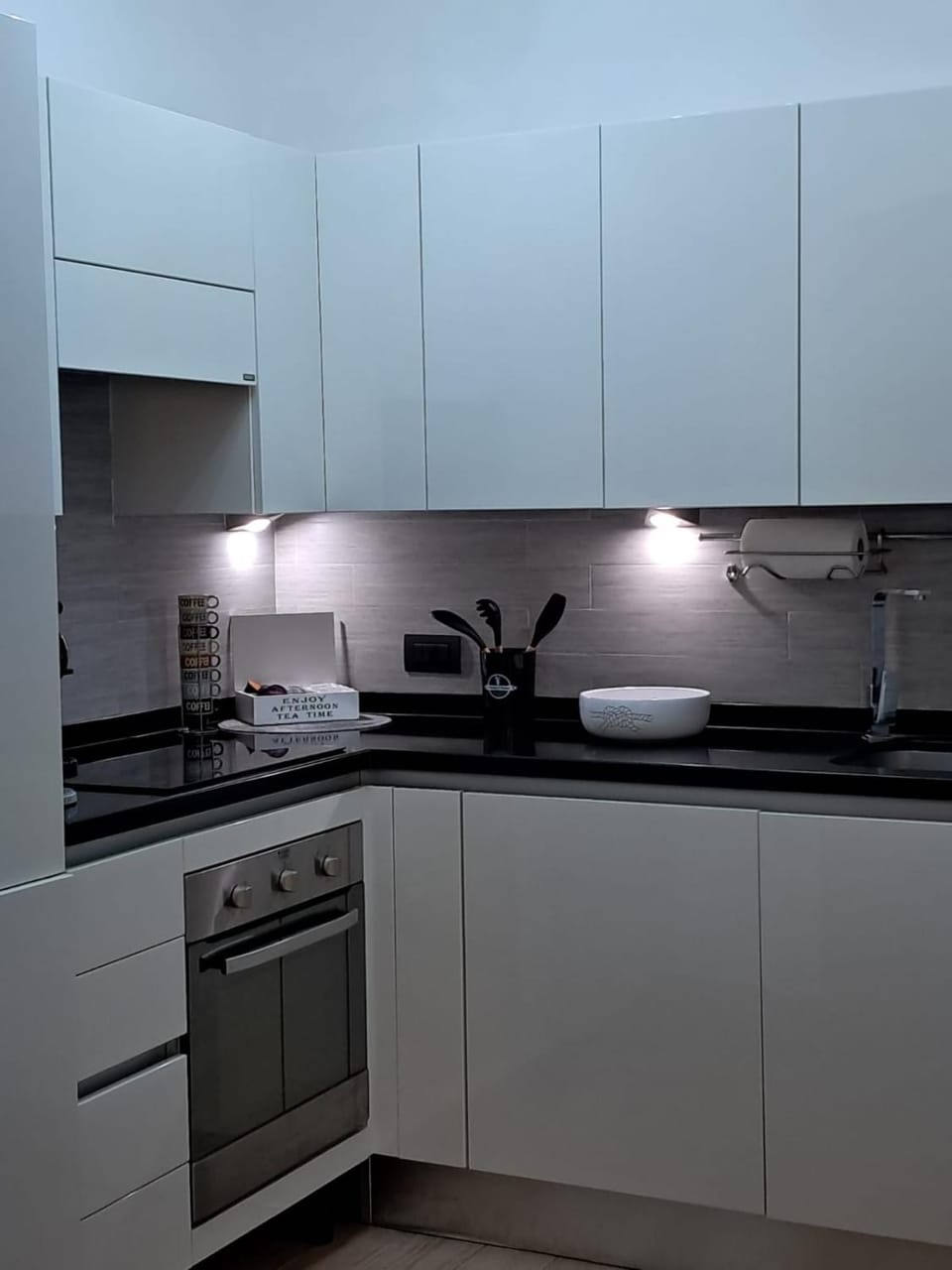 Kitchen or kitchenette, dishwasher, stove