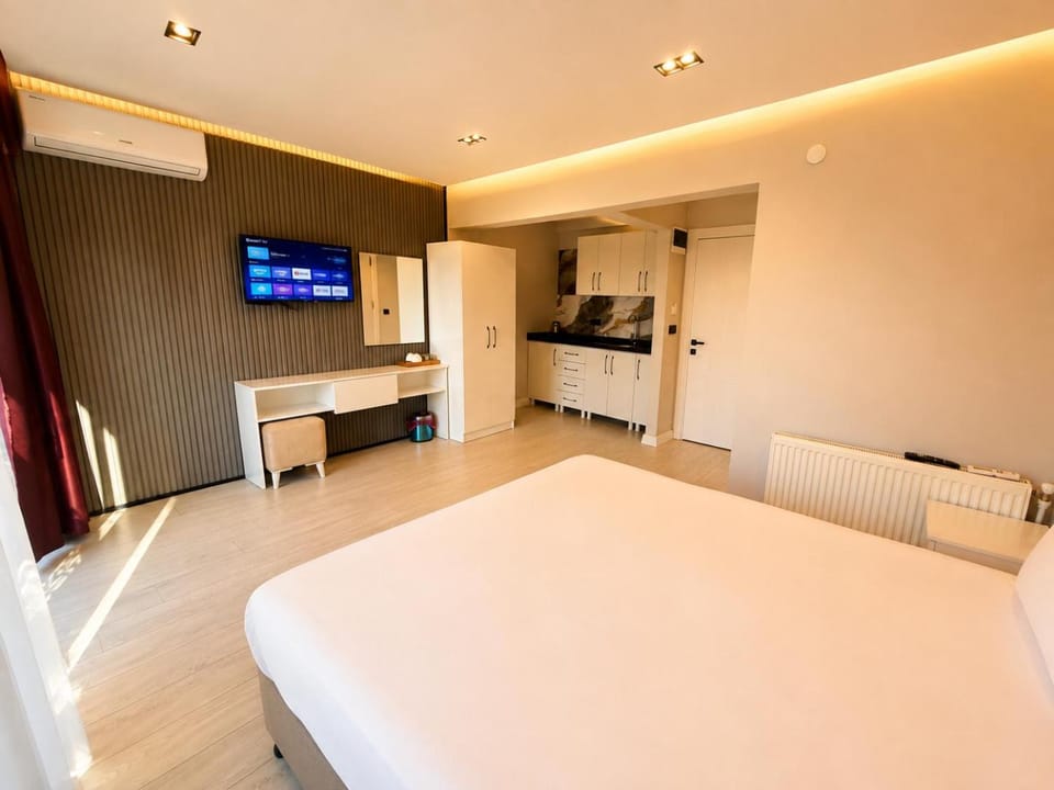 Bed, TV and multimedia, Kitchen or kitchenette, Decorative detail, Evening entertainment, Bedroom, heating, minibar, wardrobe, air conditioner