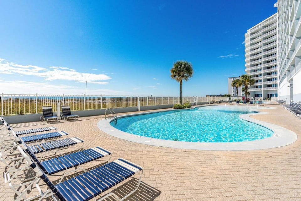 Beachfront penthouse with amazing view multiple pools hot tubs gym & sauna House in Gulf Shores