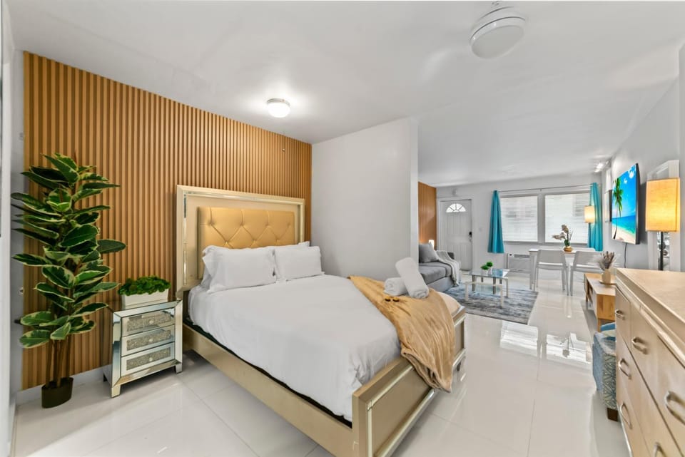 Bed, TV and multimedia, Seating area, Bedroom