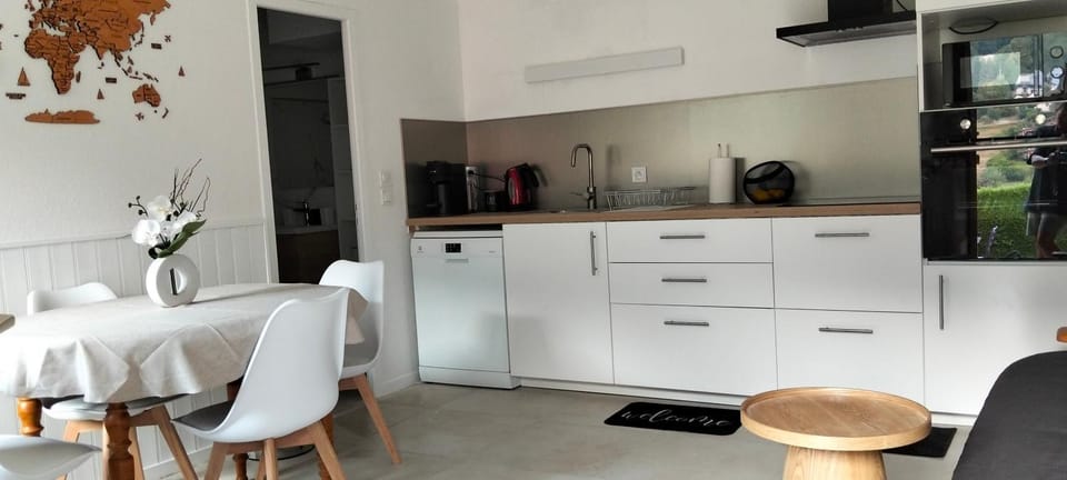 Kitchen or kitchenette, Dining area