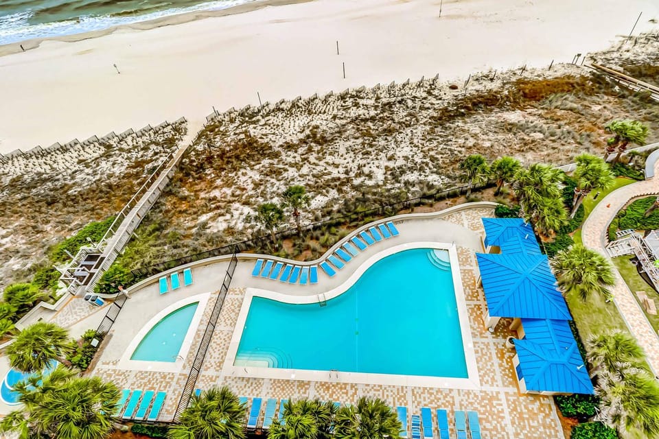 Gulf-Front 5th-Floor Condo with Balcony Shared Pool Hot Tub Beach Views Gym House in Orange Beach