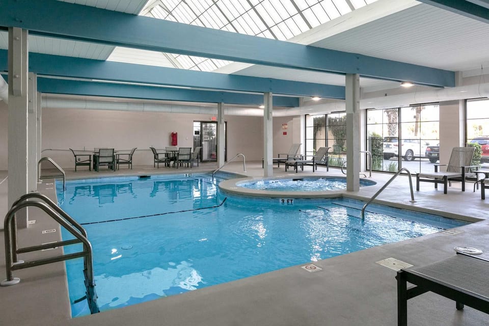 Gulf-Front 5th-Floor Condo with Balcony Shared Pool Hot Tub Beach Views Gym House in Orange Beach
