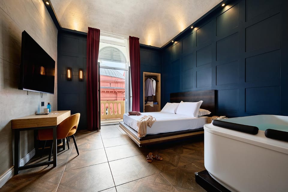 Hot Tub, TV and multimedia, Photo of the whole room, locker, wardrobe