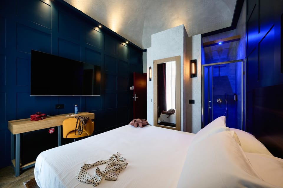 Shower, Bed, TV and multimedia, Photo of the whole room, Bedroom