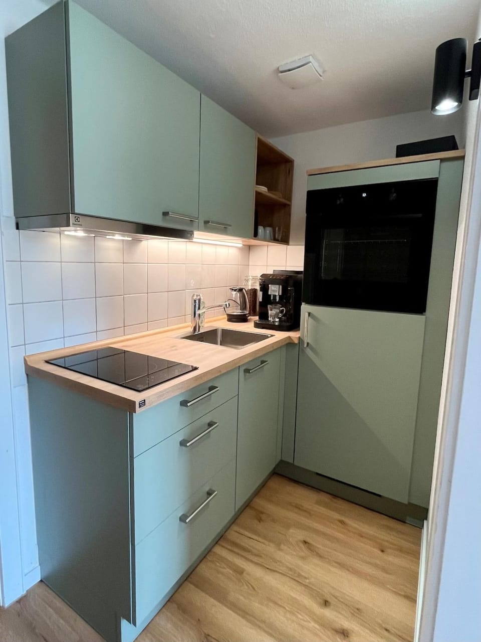 Coffee/tea facilities, Kitchen or kitchenette, oven, stove