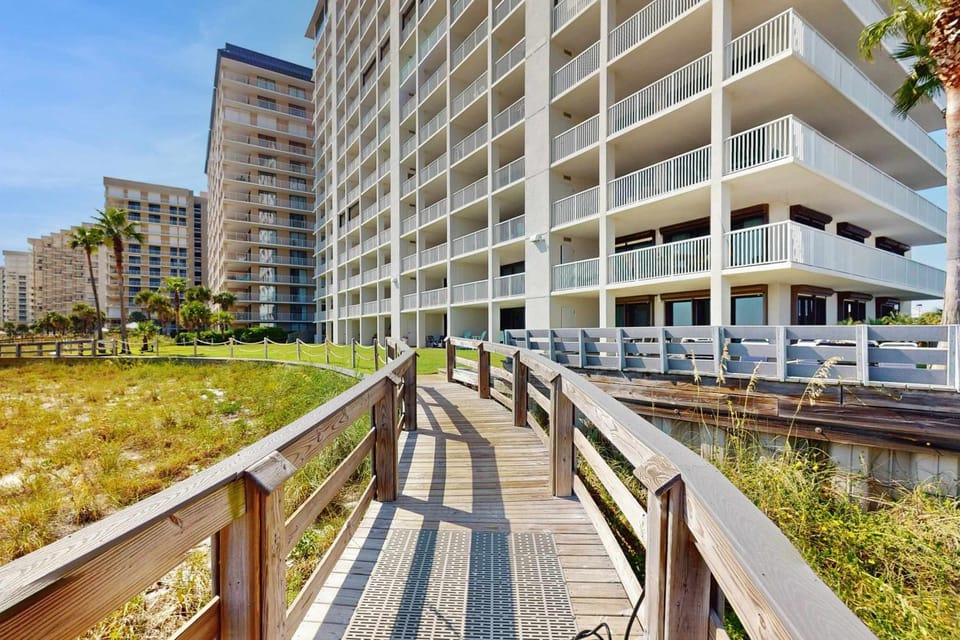 Gorgeous beachfront condo with open layout pools tennis & gym House in Orange Beach