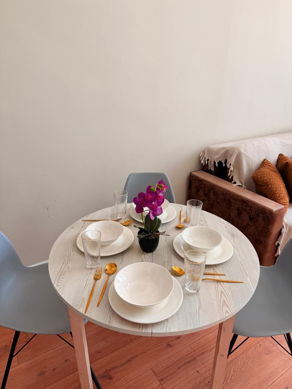 Living room, Food and drinks, Seating area, Dining area