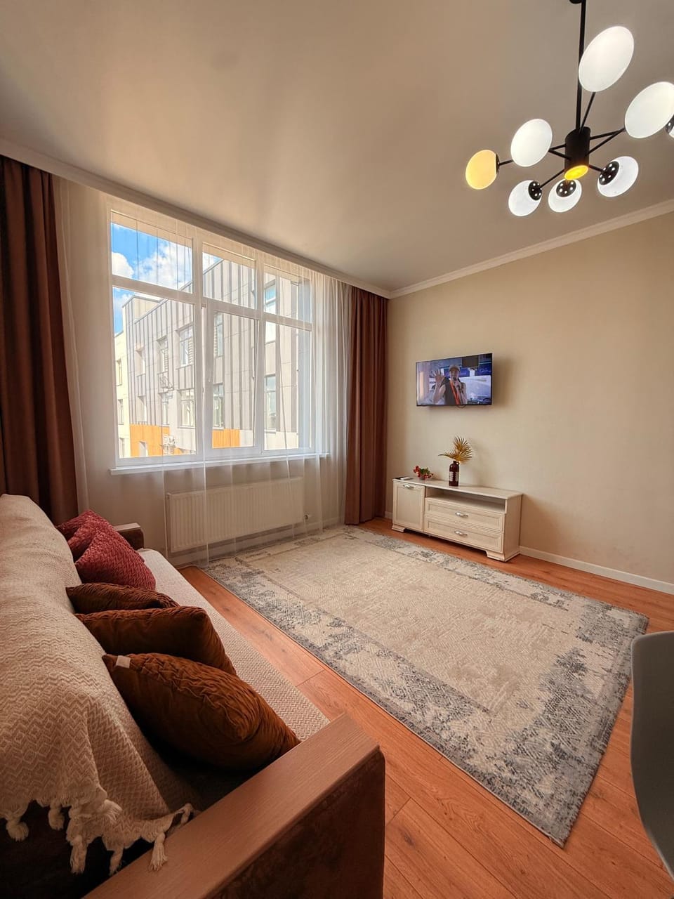 Bed, TV and multimedia, Living room, Photo of the whole room, Seating area, Bedroom
