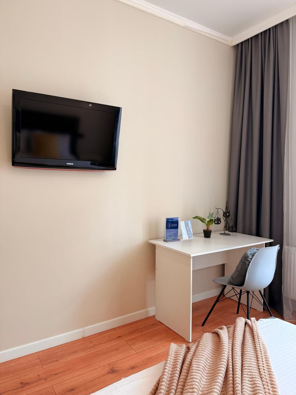 Bed, TV and multimedia, Photo of the whole room, Bedroom