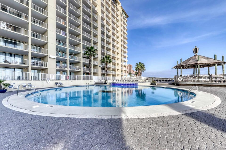 Gulf front condo with a private furnished balcony shared pools hot tub gym House in Orange Beach