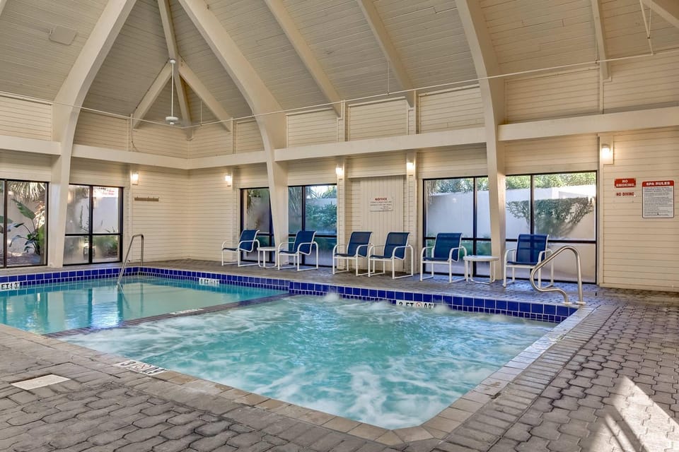 Gulf-front condo with balcony hot tub & pools - snowbird-friendly House in Orange Beach