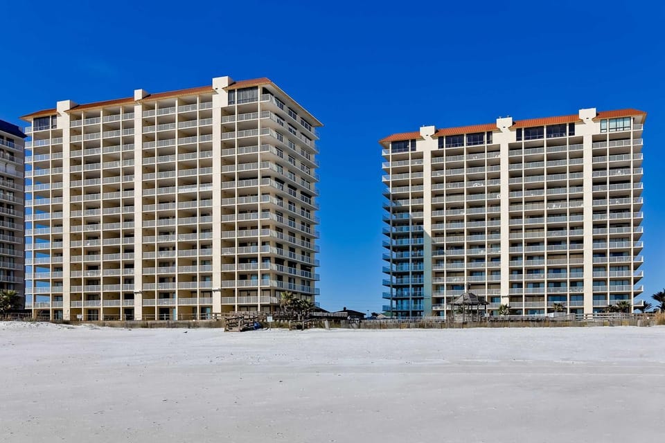Gulf-front condo with balcony hot tub & pools - snowbird-friendly House in Orange Beach