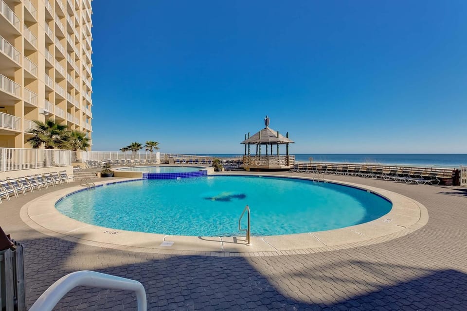 Gulf-front condo with balcony hot tub & pools - snowbird-friendly House in Orange Beach