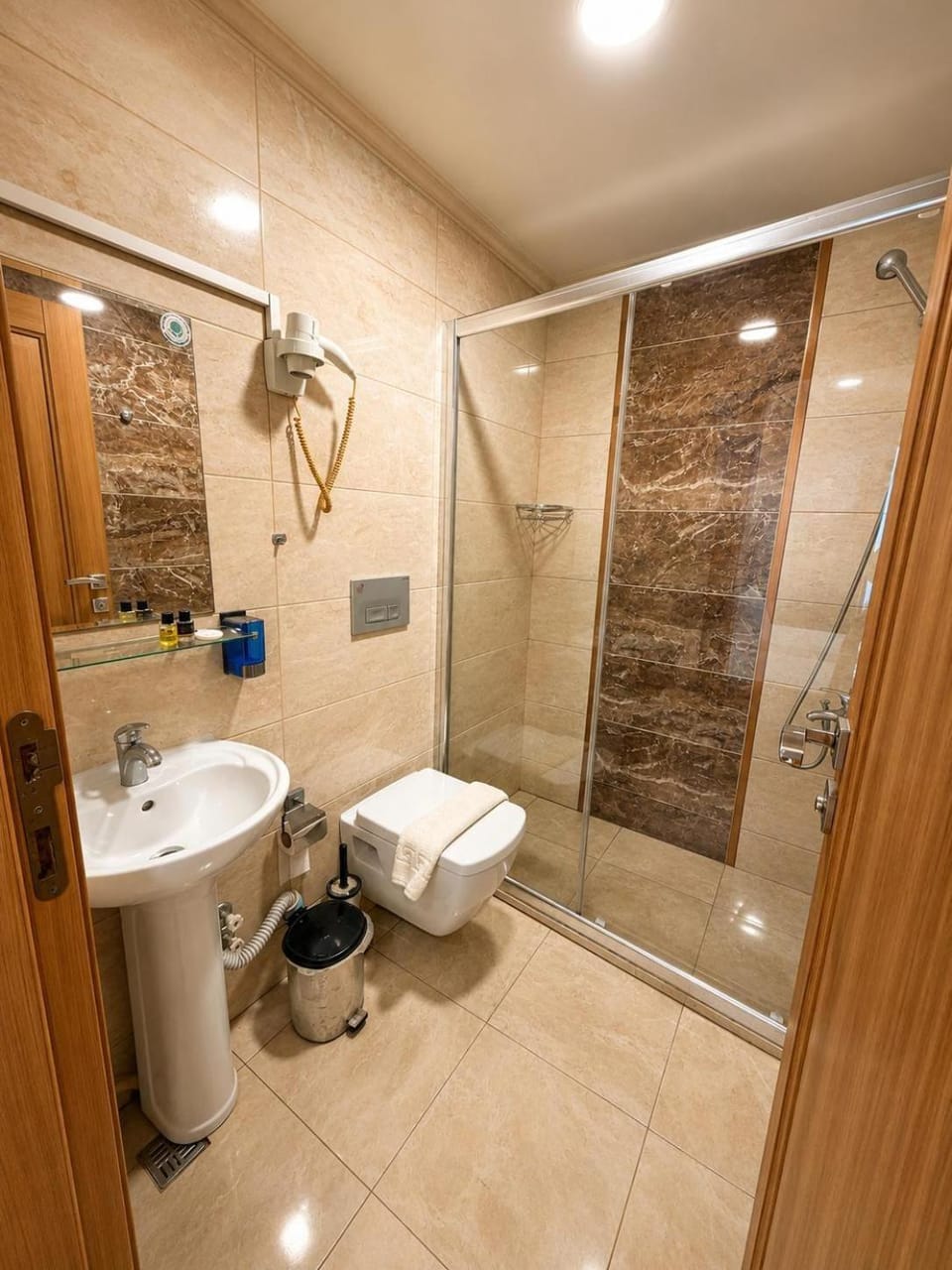 Shower, Toilet, Bathroom, towels