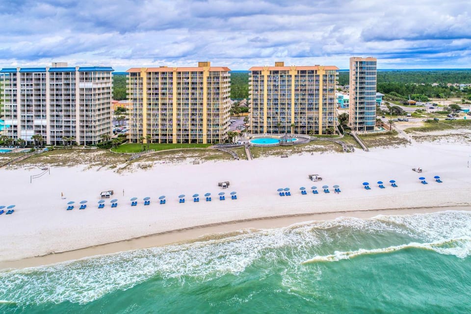 Gulf-front condo with easy beach access gym hot tub & pools House in Orange Beach