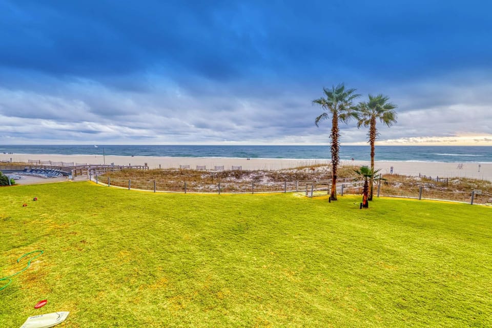 Gulf-front condo with easy beach access gym hot tub & pools House in Orange Beach