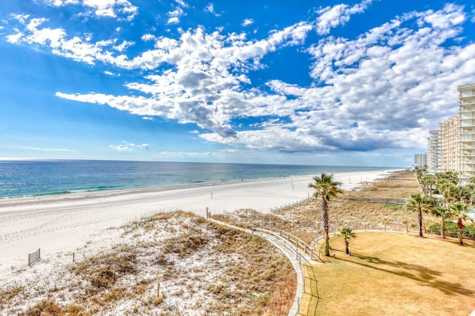 Waterfront condo with pools a hot tub & tennis - snowbird-friendly House in Orange Beach