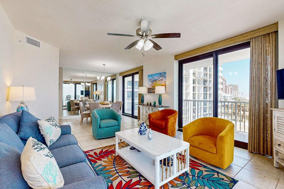 Waterfront condo with pools a hot tub & tennis - snowbird-friendly House in Orange Beach