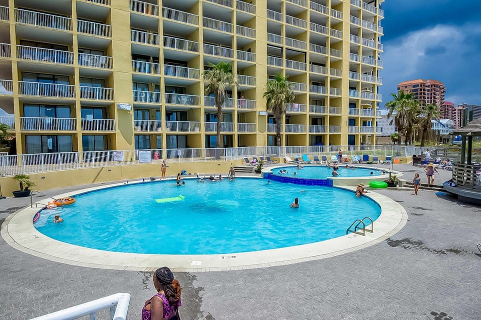 Dreamy beach condo with water views balcony pool & beach access House in Orange Beach