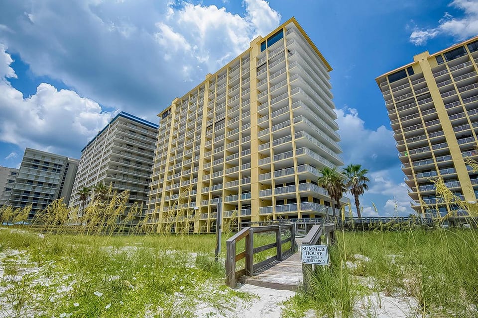 Dreamy beach condo with water views balcony pool & beach access House in Orange Beach