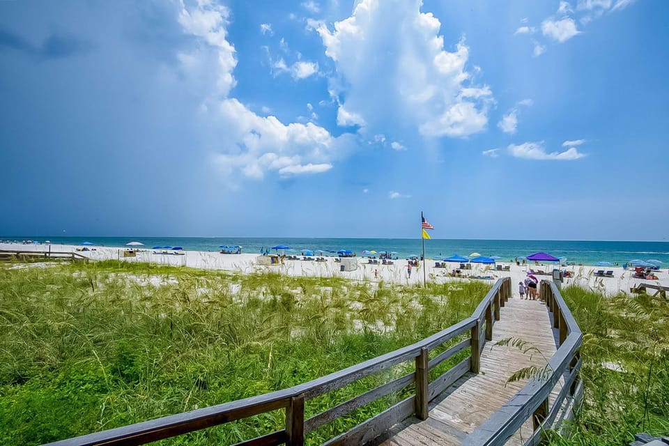 Dreamy beach condo with water views balcony pool & beach access House in Orange Beach