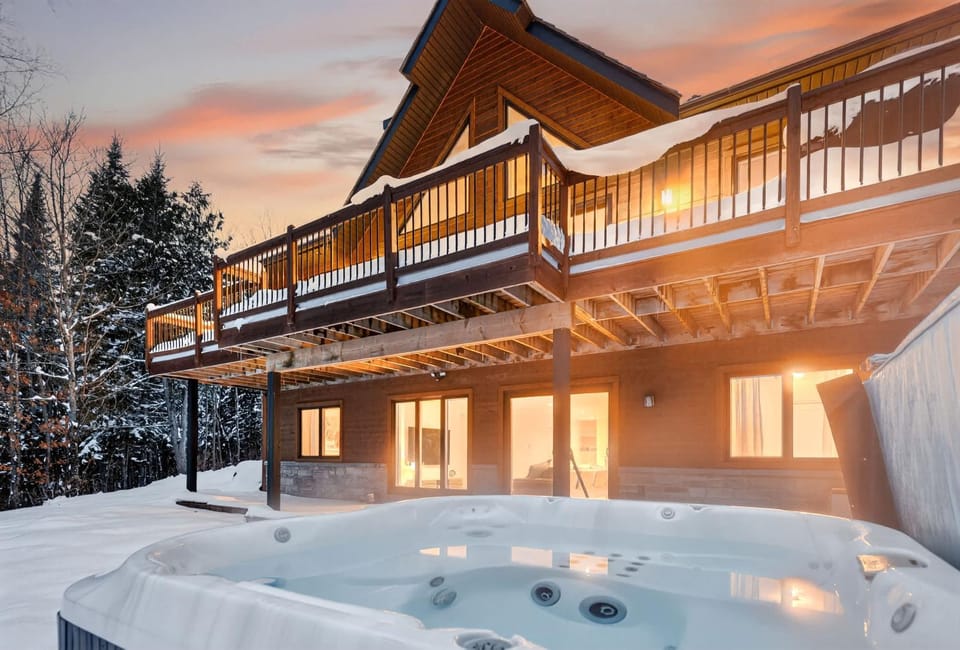 Le Fjallhaus Mont-Blanc - private hot tub Chalet in Quebec
