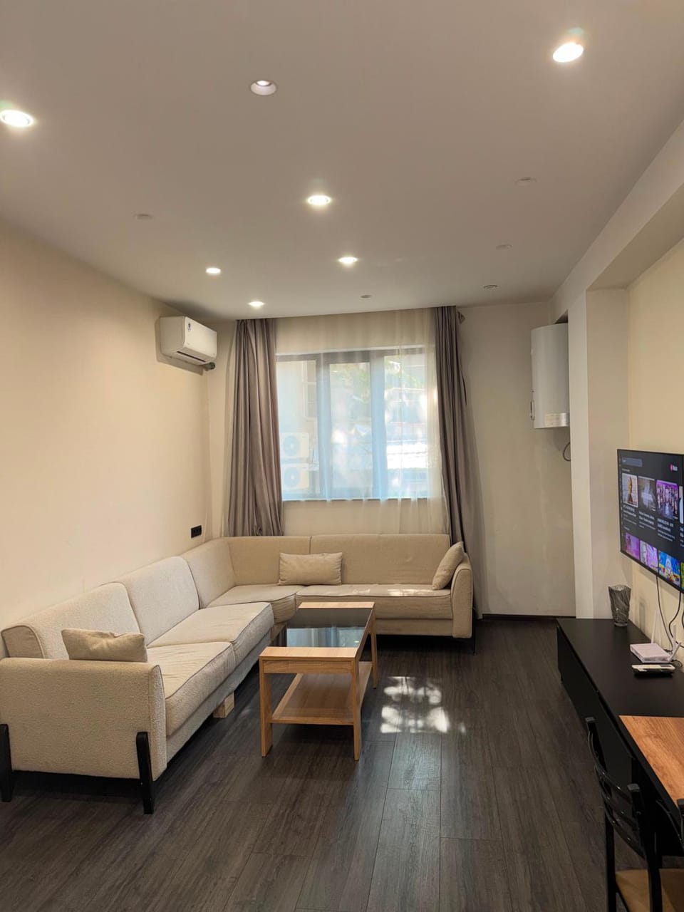Communal lounge/ TV room, TV and multimedia, Living room, Photo of the whole room, Evening entertainment, air conditioner