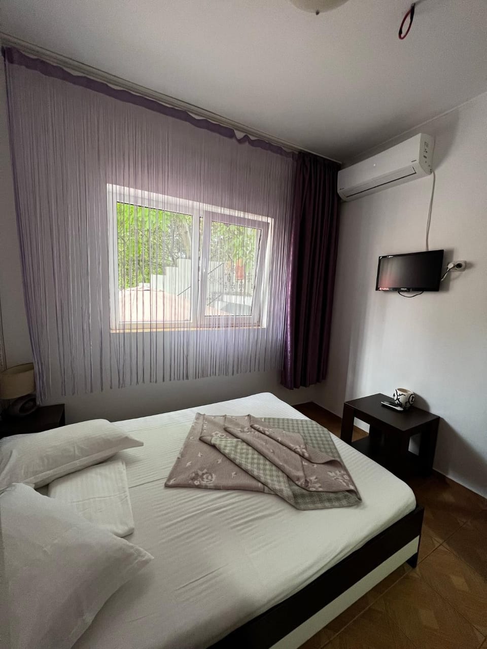 Bed, TV and multimedia, Bedroom, air conditioner