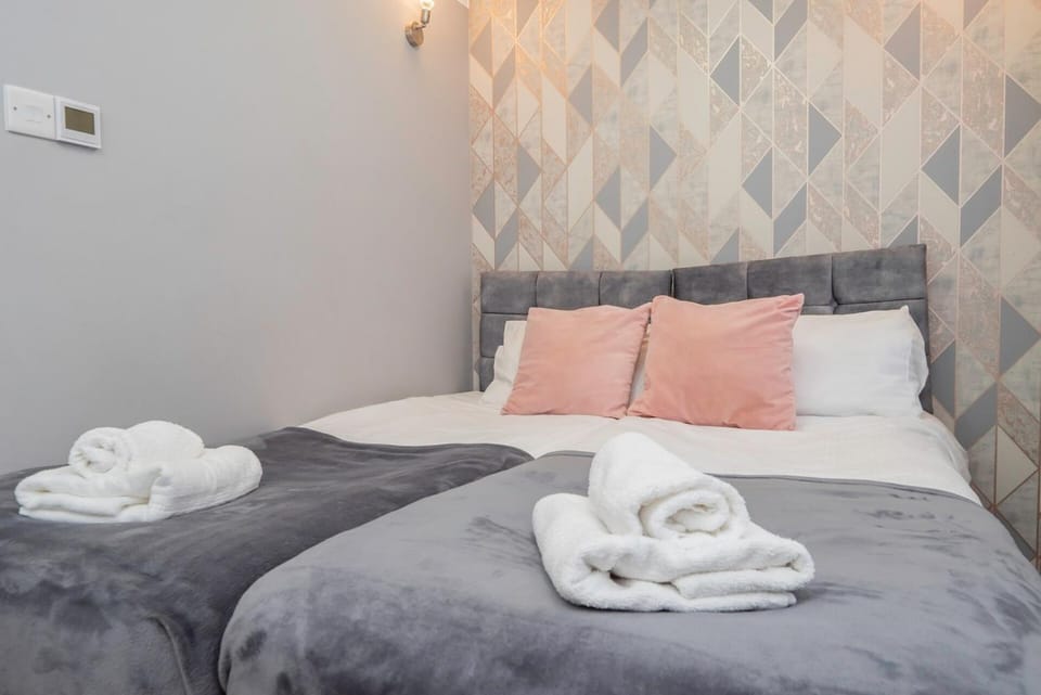 2 Bed | 2 Bath | Free Parking | 6 PPL House in Rugby