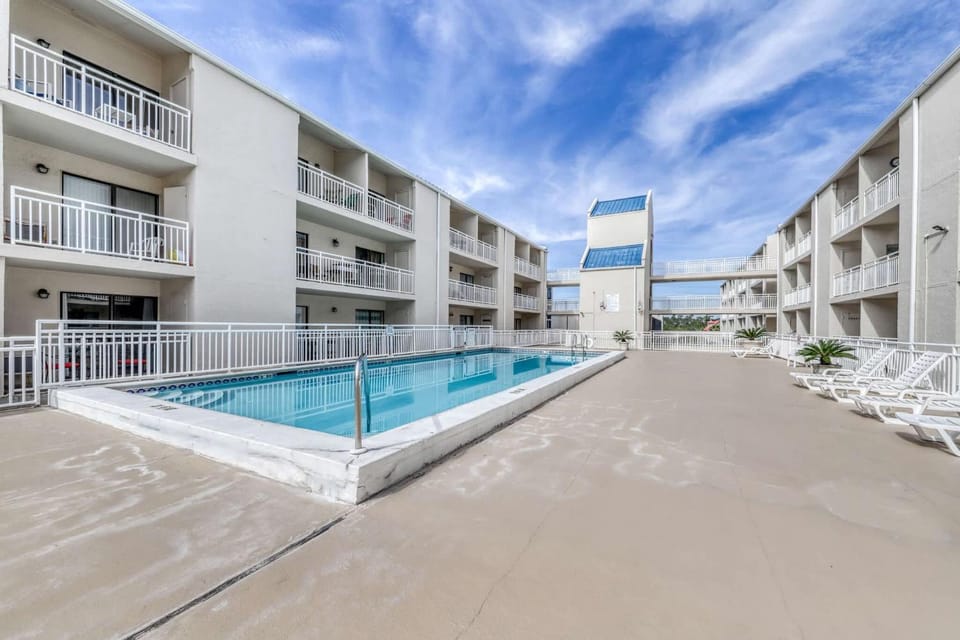Gulf view condo with a full kitchen private balcony shared pools & tennis court Apartment in Orange Beach