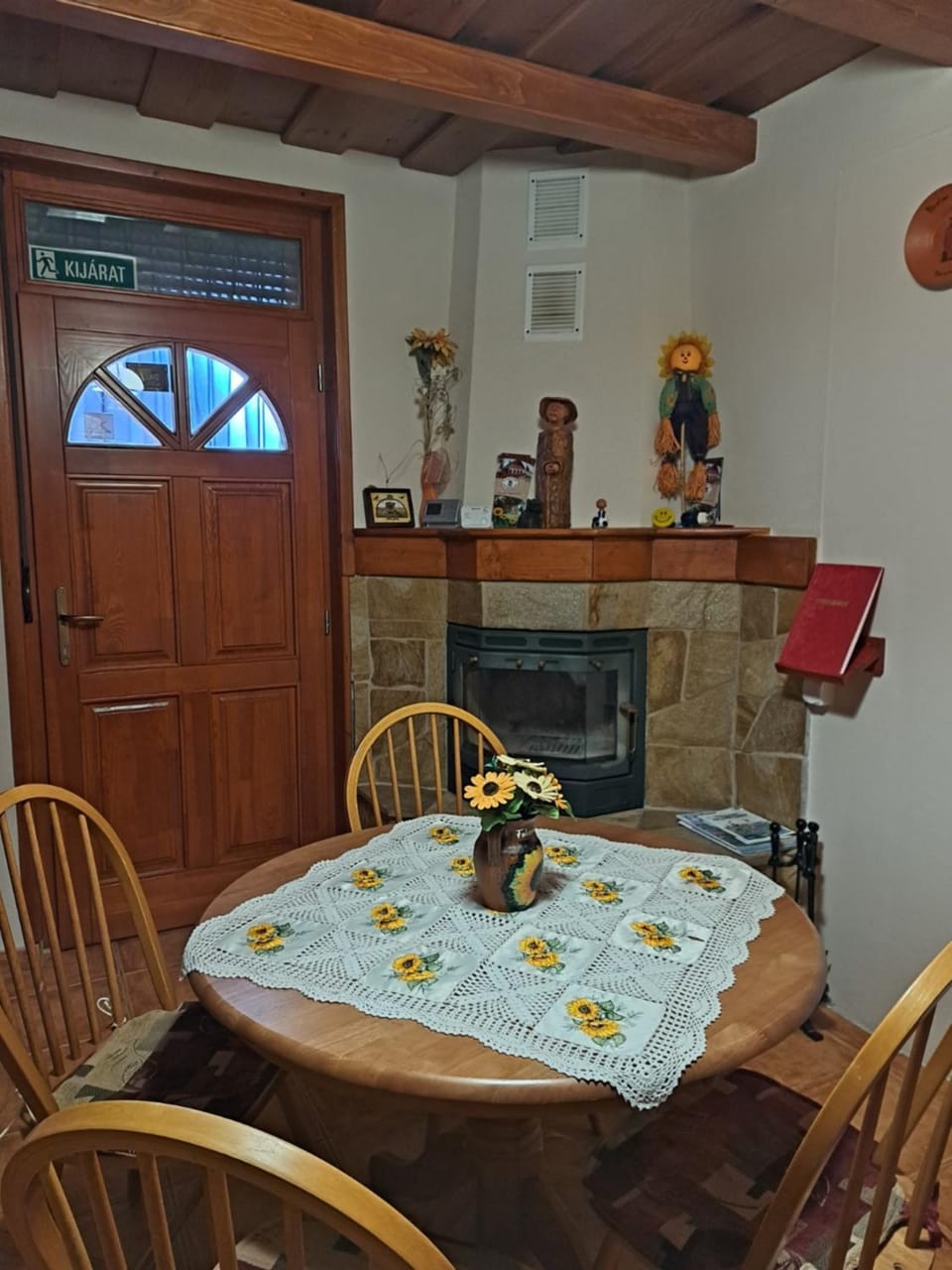 Seating area, Meals, fireplace