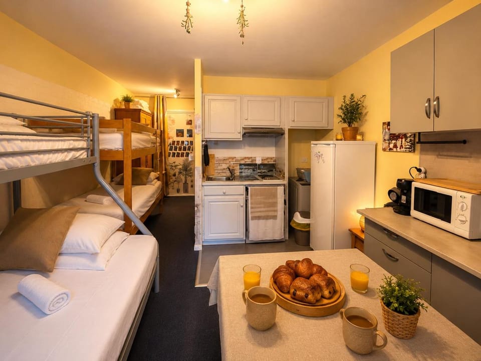 Bed, Kitchen or kitchenette