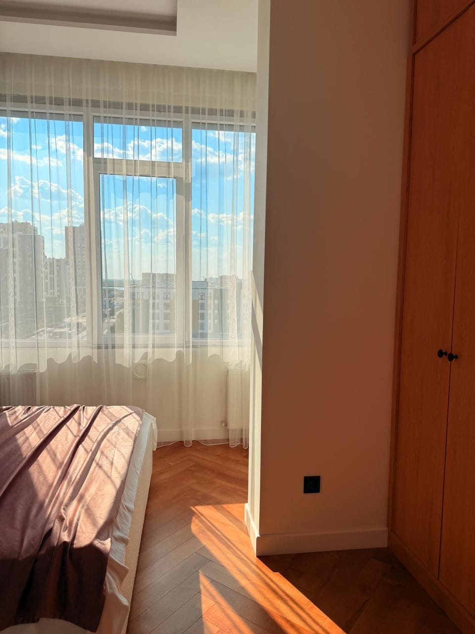 Bed, Living room, Photo of the whole room, Seating area, Bedroom, internet, wardrobe