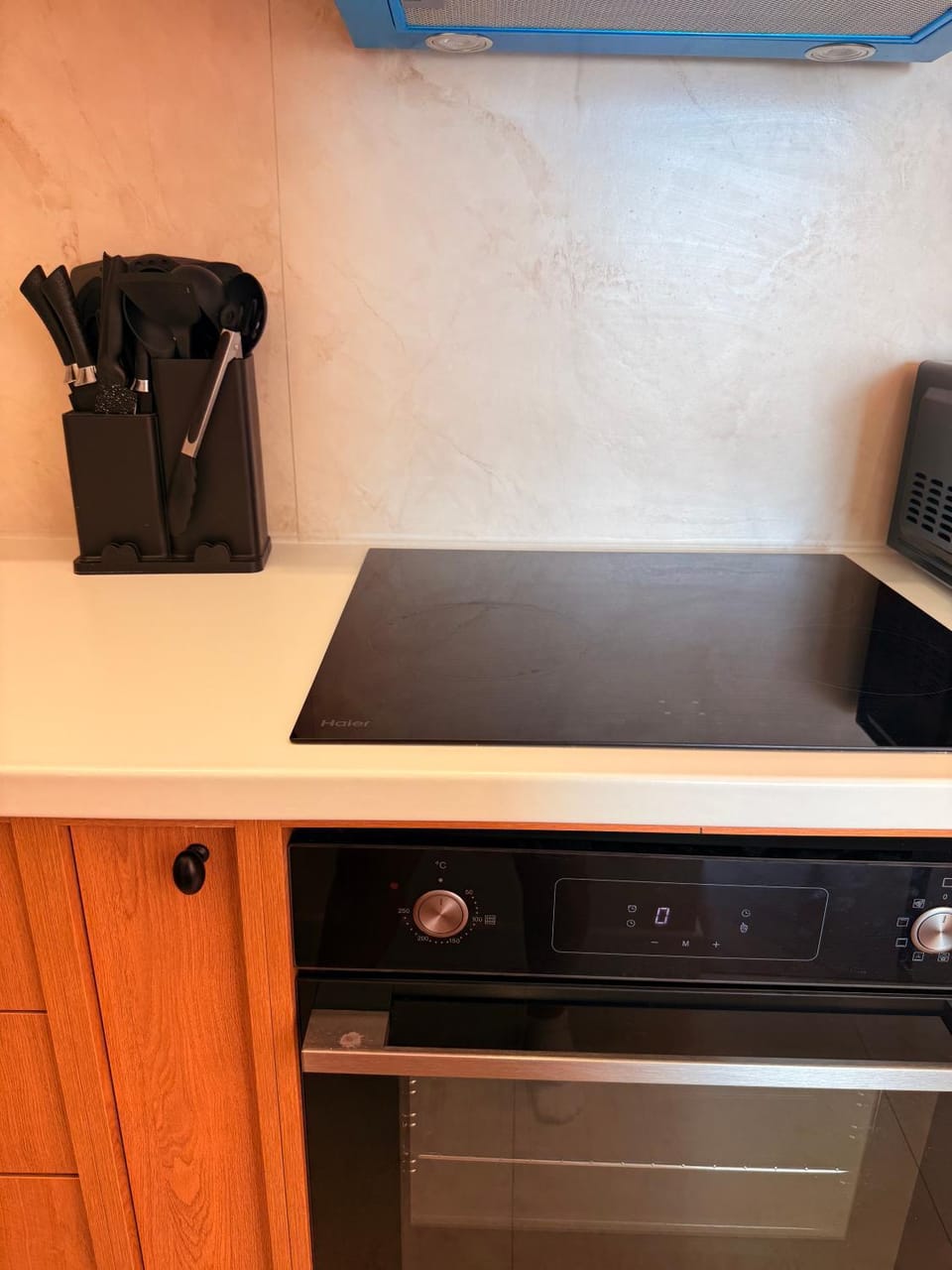 minibar, stove, toaster