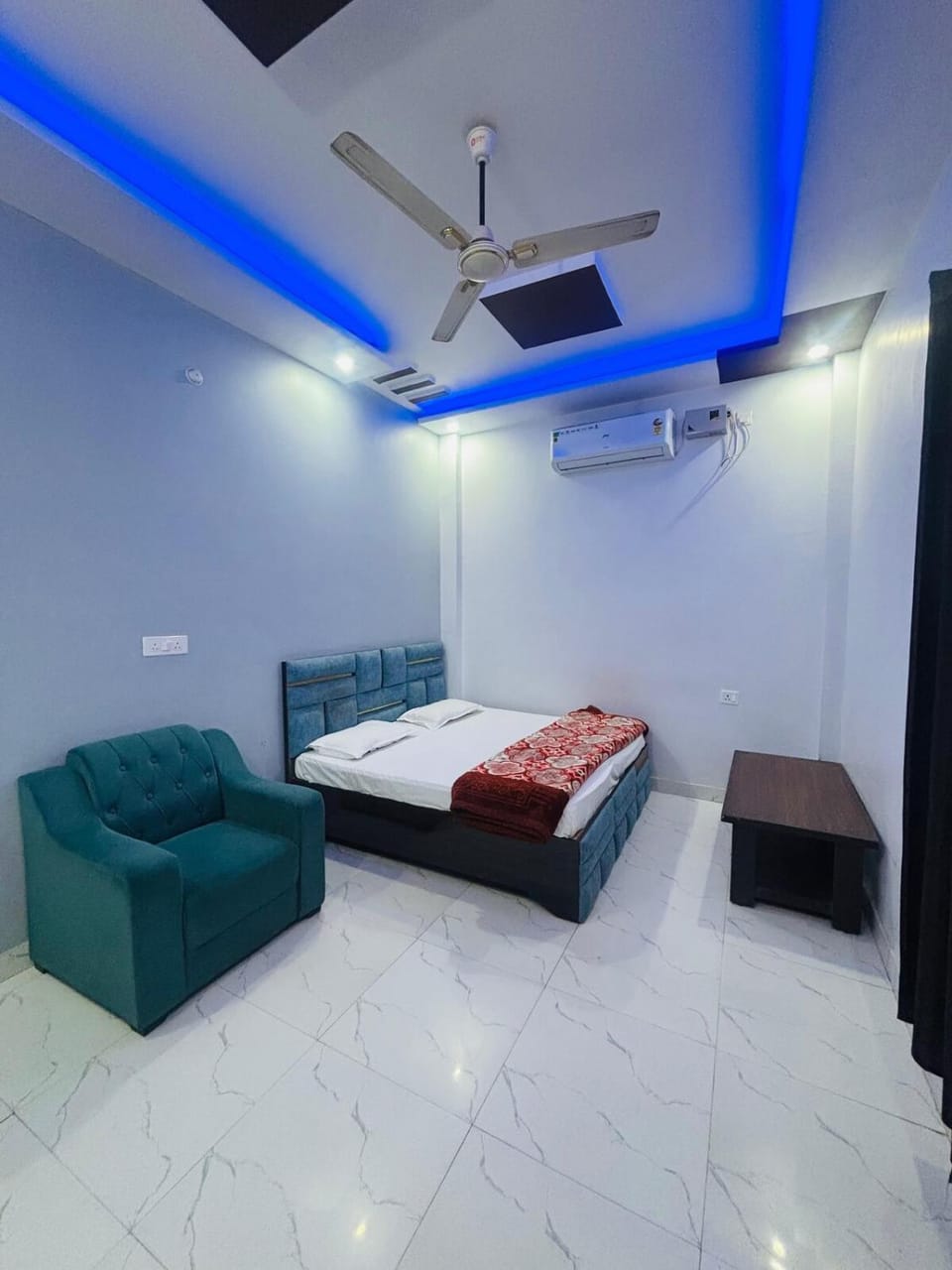 Bed, Photo of the whole room, Seating area, Bedroom, air conditioner
