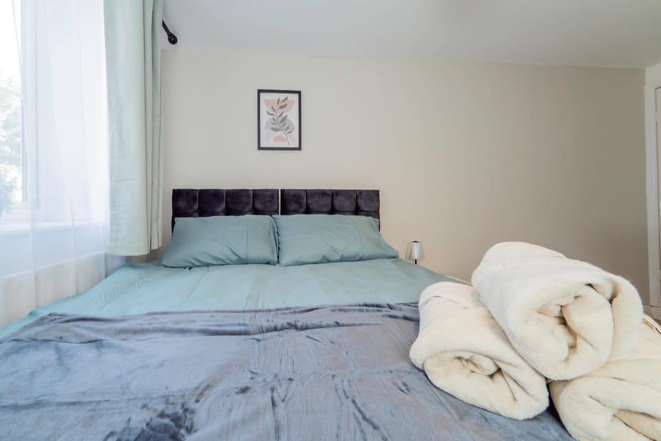 Bed, towels