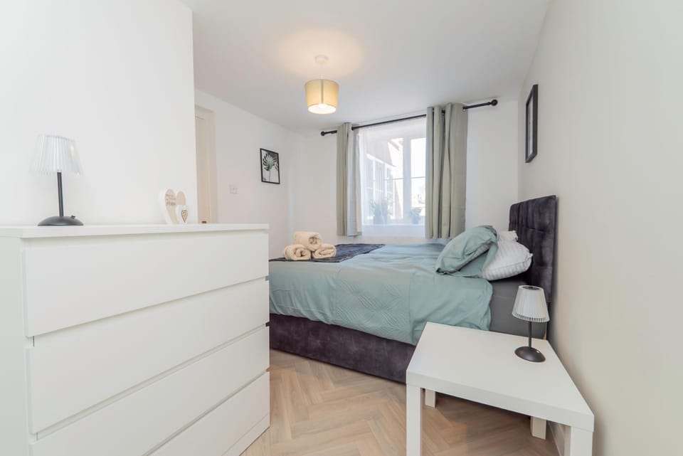 Bed, Living room, Photo of the whole room, Bedroom