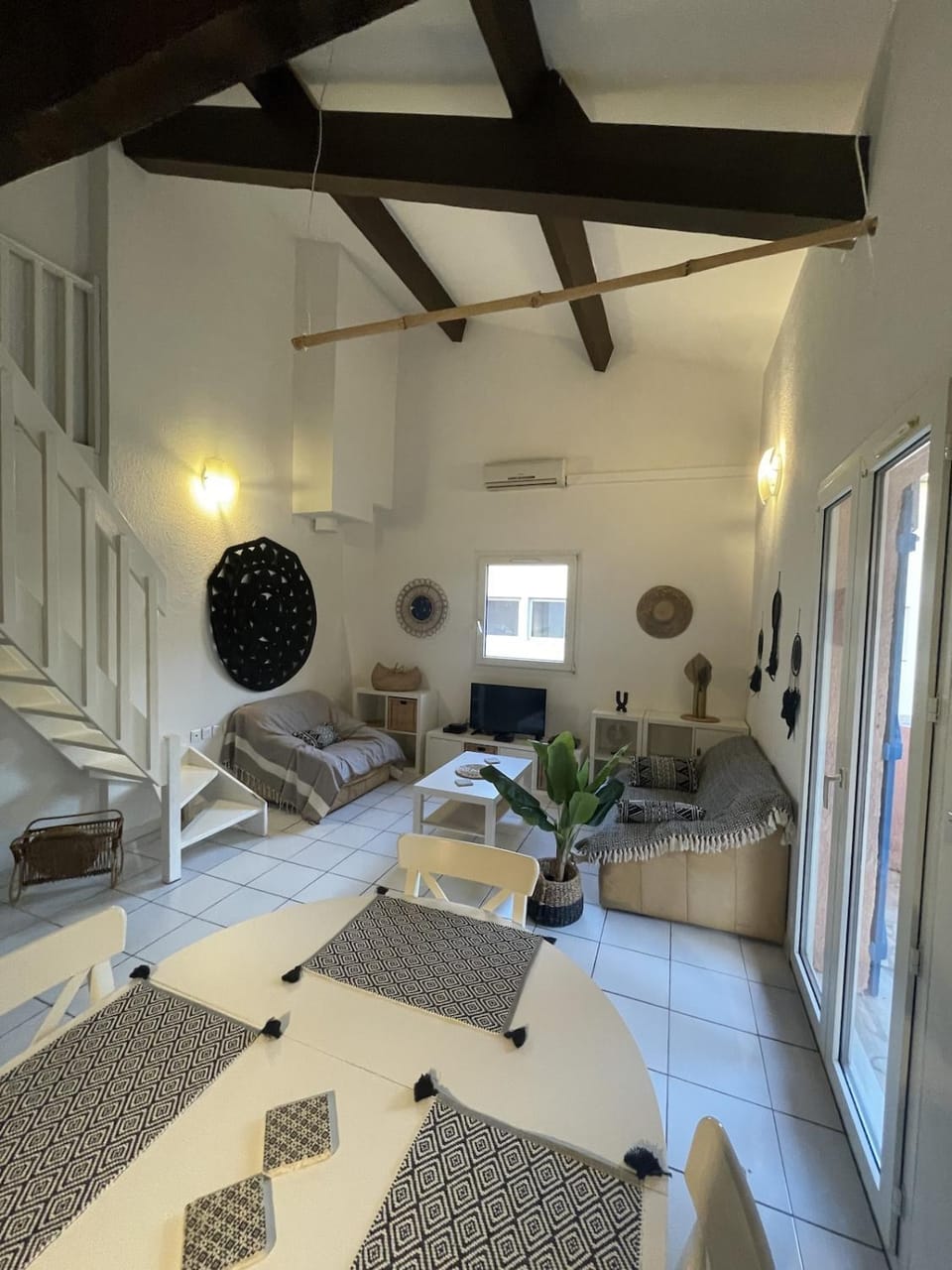 TV and multimedia, Living room, Seating area, air conditioner
