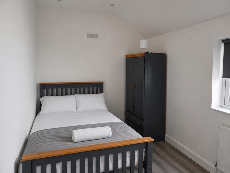 Modern 5BR Home, Sleeps 12 , Free Parking Apartment in Southampton