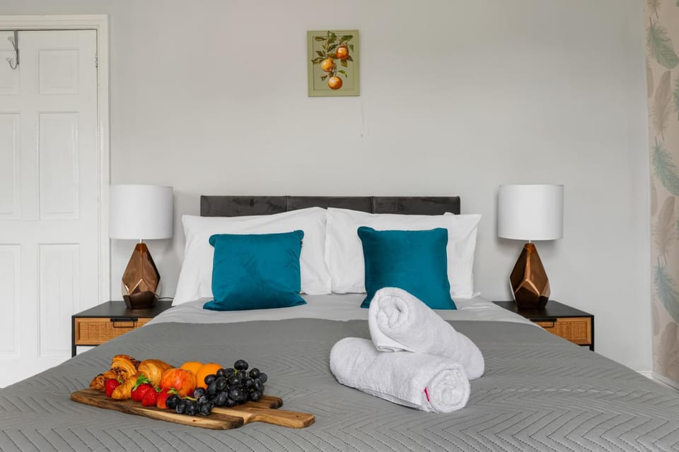 Bed, Bedroom, towels