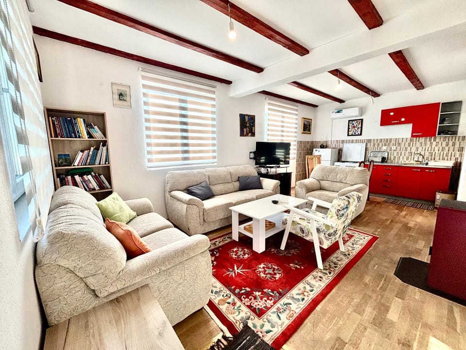 Kitchen or kitchenette, Seating area, oven, stove