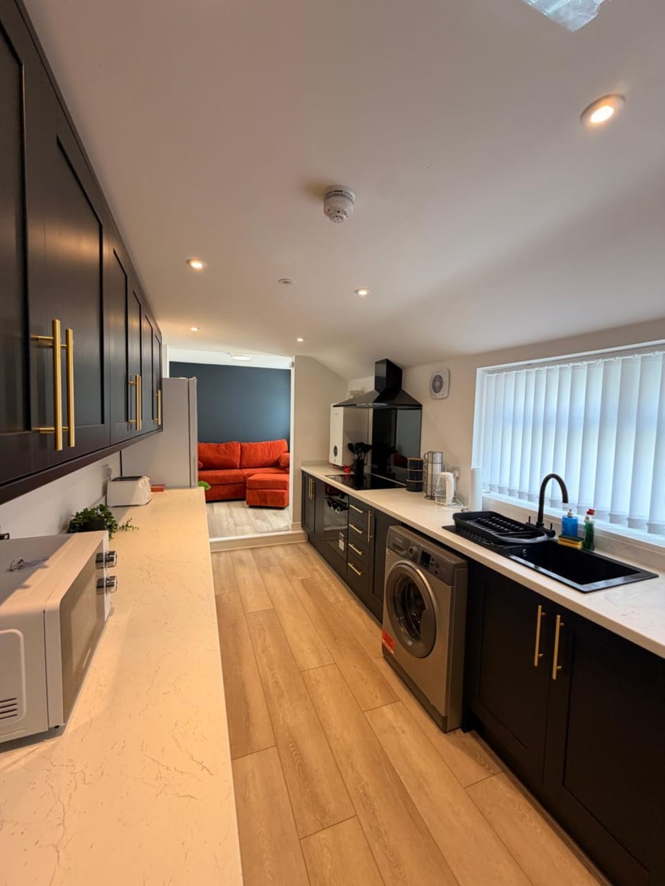Kitchen or kitchenette, minibar, oven, stove
